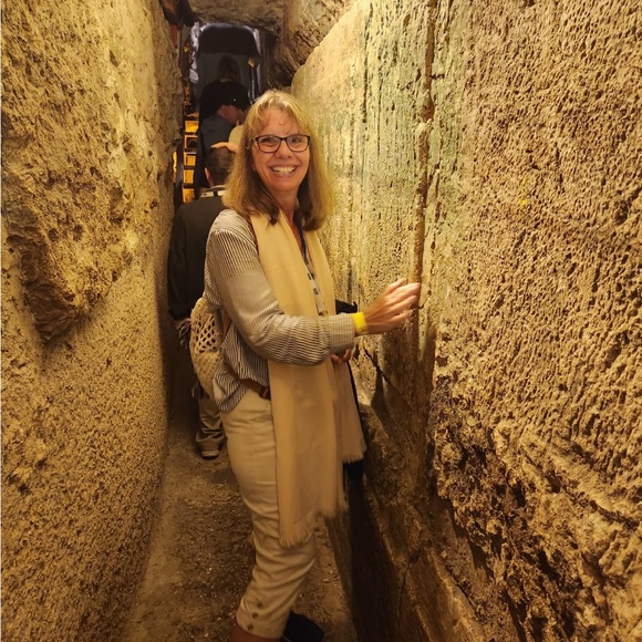 Meet your Posh Ambassador , Carolyn - Picture 3 of 16